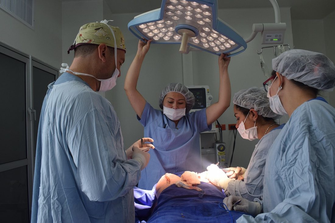 Profesionales médicos en quirófano